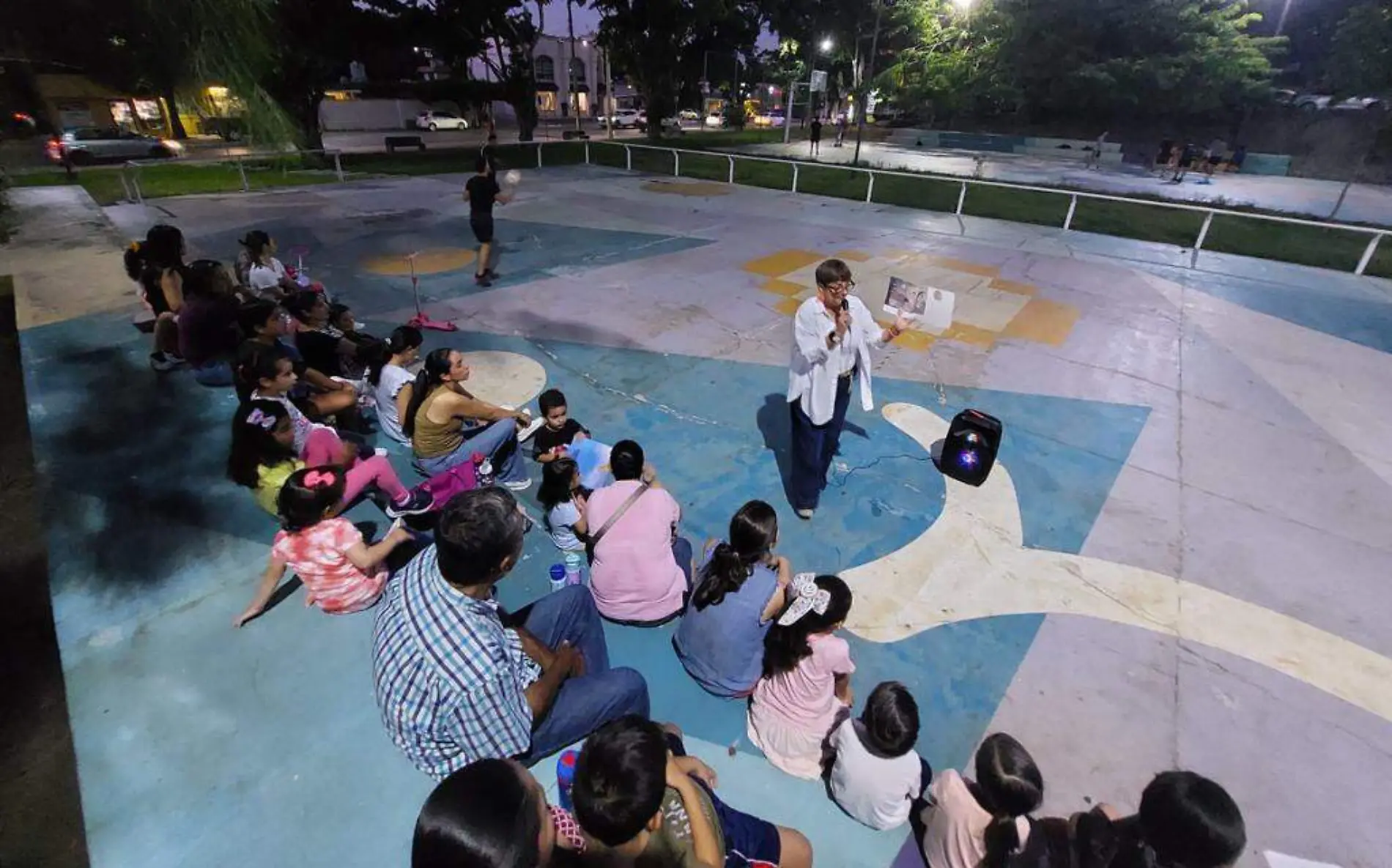 Miss Espe, la maestra que lleva cuentos a un parque de Tampico 